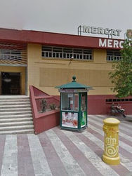 Un cotxe s’encasta contra les escales del mercat de Blanes i deixa una ferida lleu