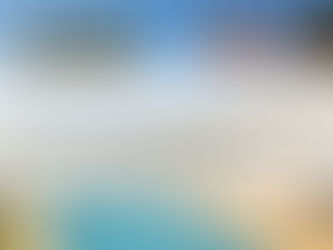 Blogartikel Foto met tekst “Wat is NIE nummer spanje”. Op de achtergrond ziet men een Spaanse villa, de zee en palmbomen.