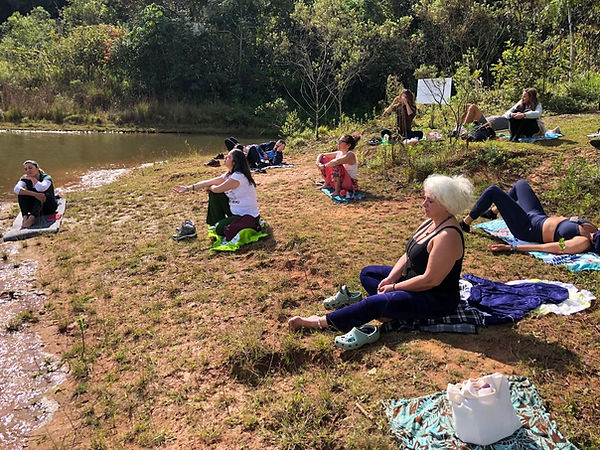 Grupo do Retiro em prática às margens na represa