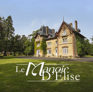 Photographie de l'établissement Le Manoir d'Élise. On voit le manoir, les jardins et le logo de l'établissement.