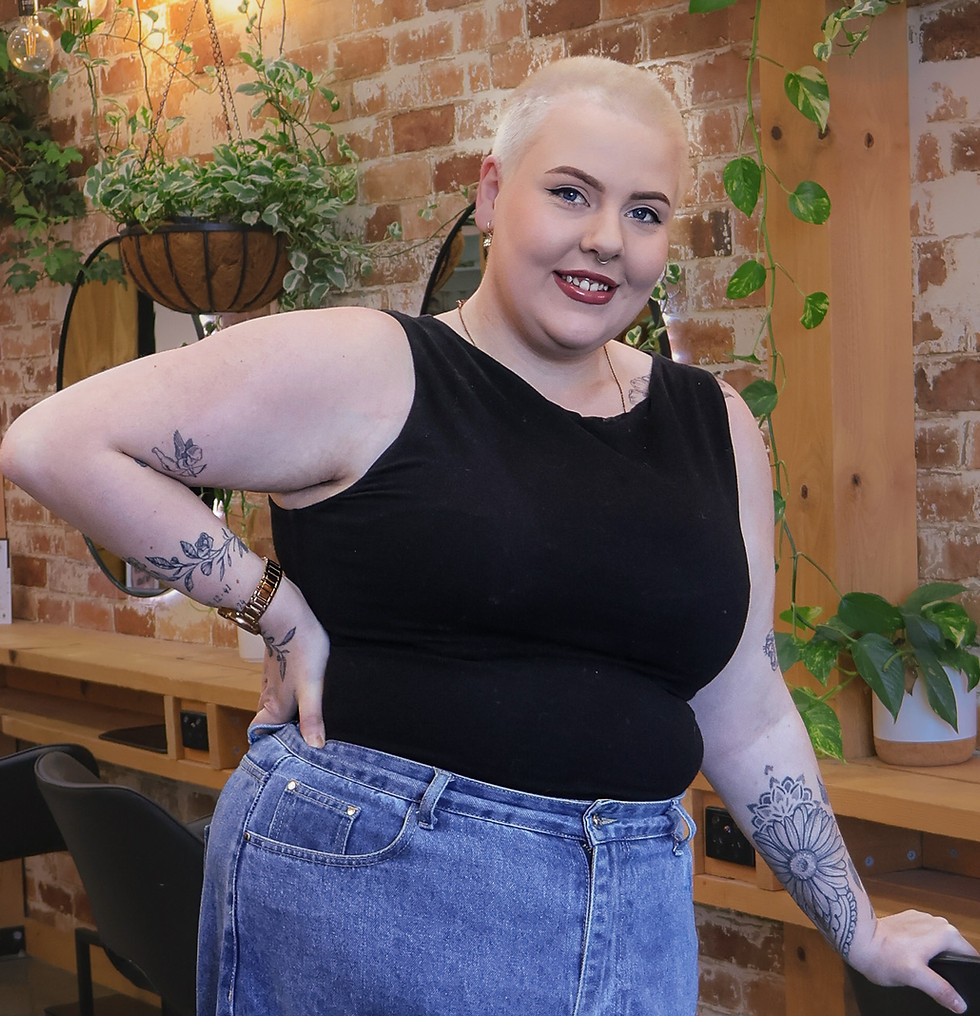 Blonde woman in Evernew Hair Studio
