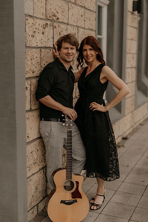 Akustik Duo steht vor einer Wand