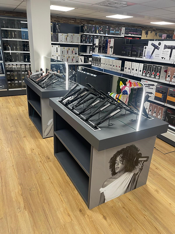 Table magasin Axeis abrique, Ain, Auvergne-Rhône-Alpes, France