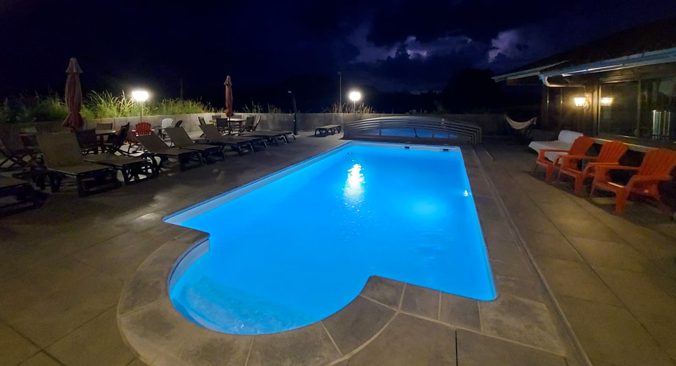 Piscine de nuit - Camping Moto Route 99 - Auvergne