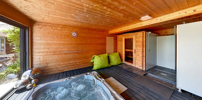 Jacuzzi et sauna - Camping Moto Route 99 - Auvergne