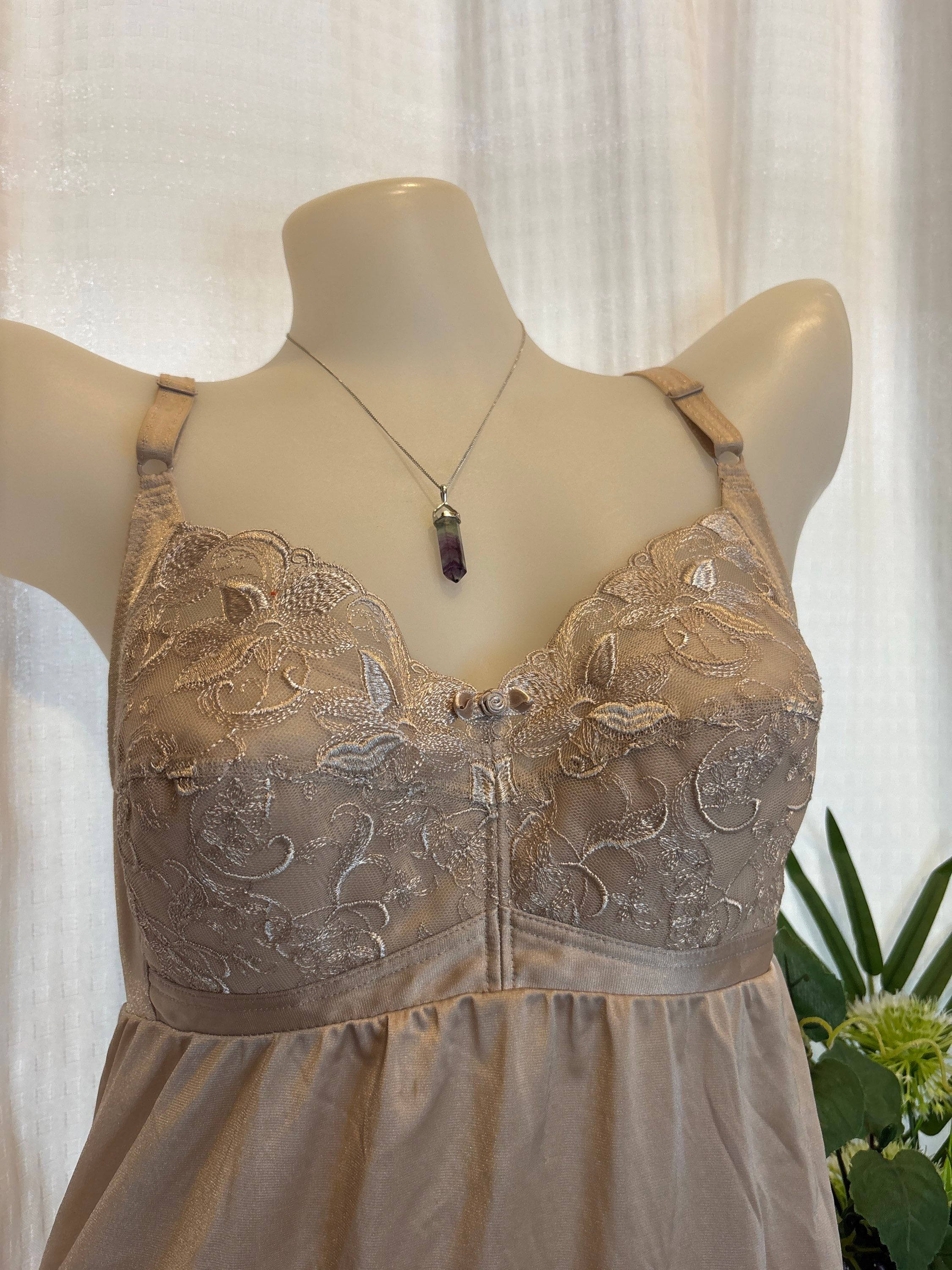 AB112  大きいサイズ　ワコ－ル　高級感♪艶めく綺麗な花柄レ－ス　プラスリップ　B85-丈95 ベージュ系　OL