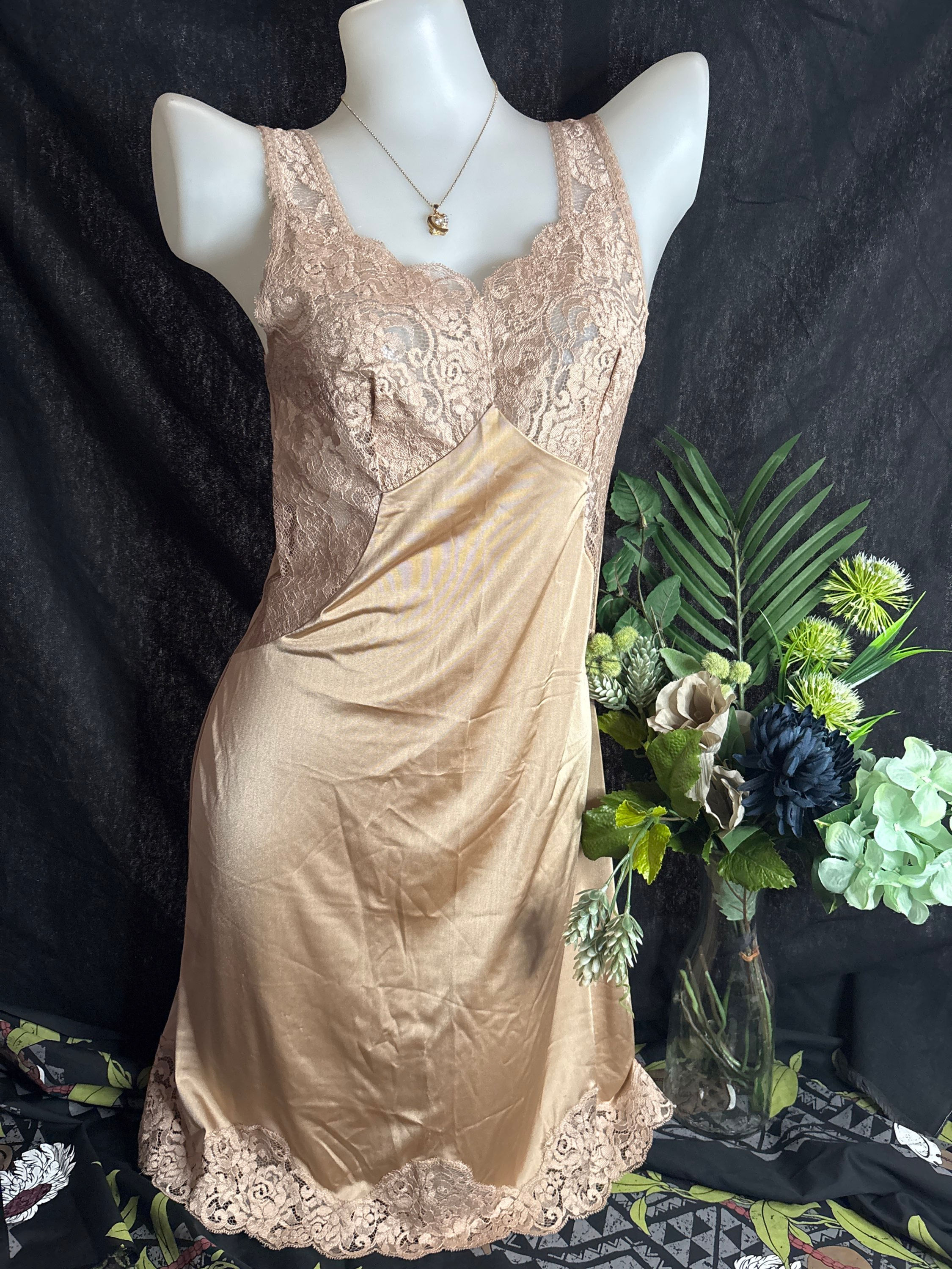 SQ5000 シャルレ　高級感♪綺麗な花柄♪幅広レース　スリップ　バスト80-丈90 ベージュ