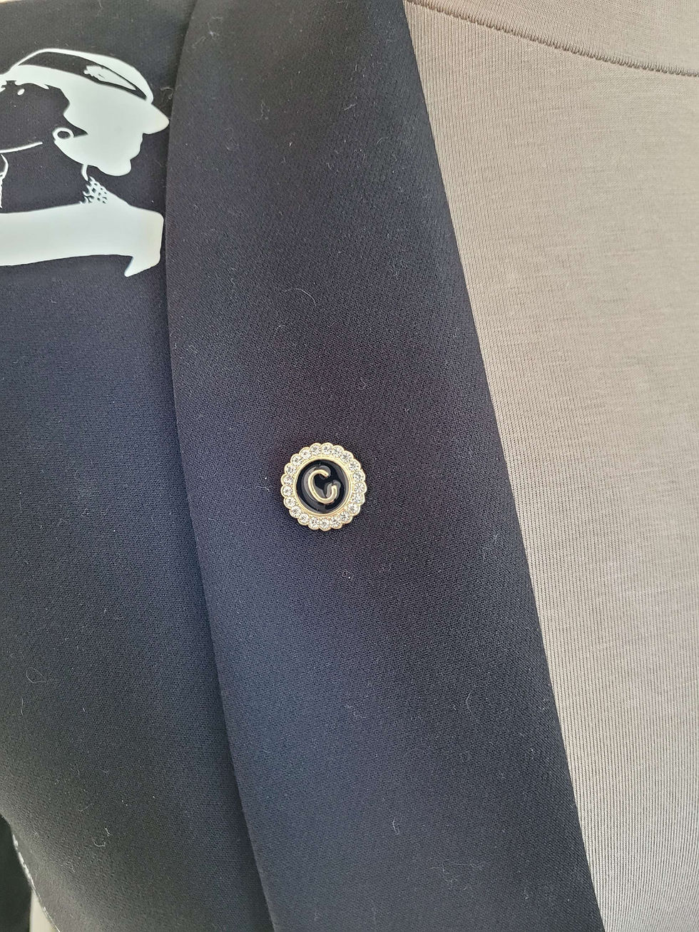 Miniature : Détail bouton blazer inspiration Coco Chanel