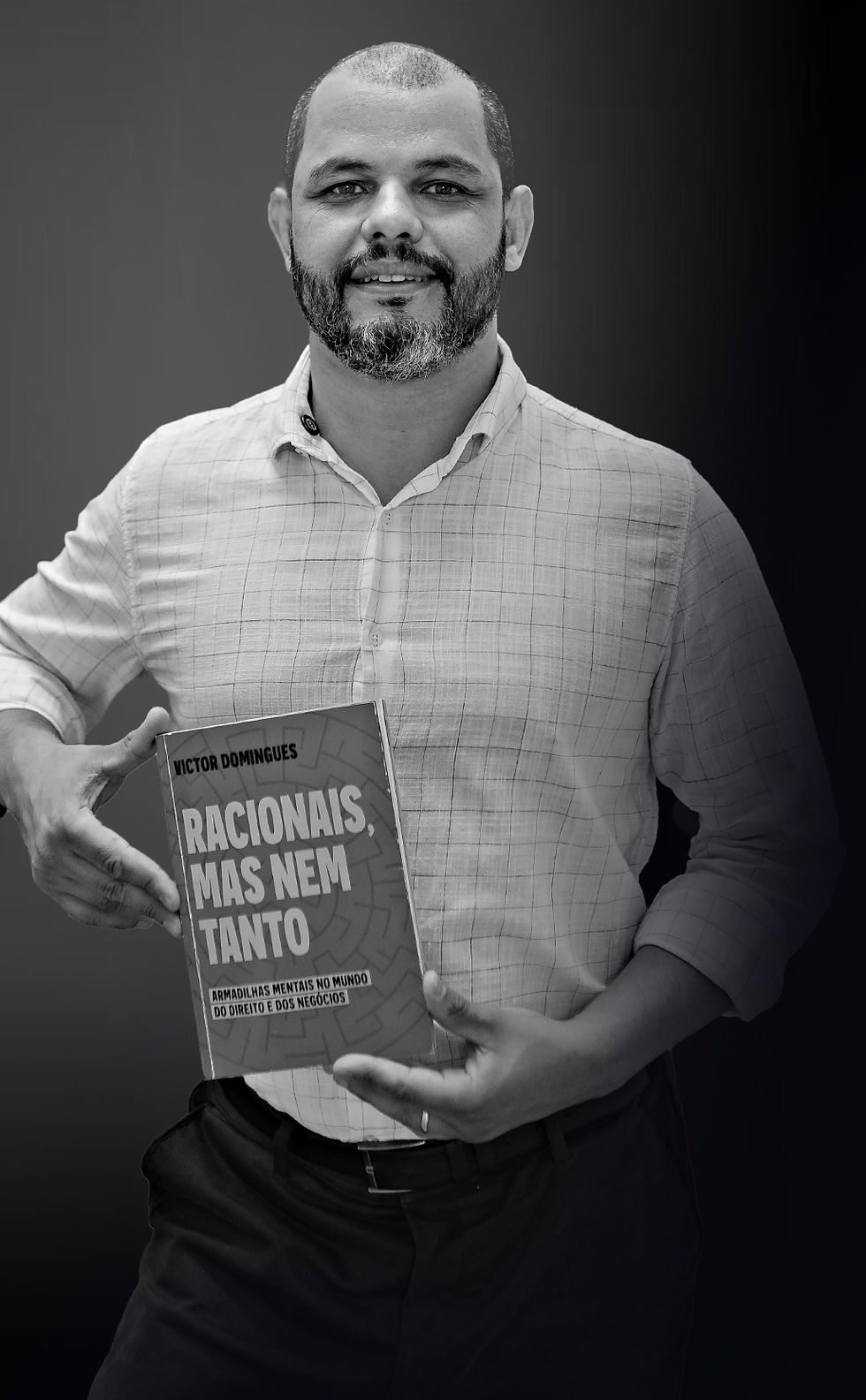 Escritor Victor Domingues e o livro Racionais, mas nem tanto.