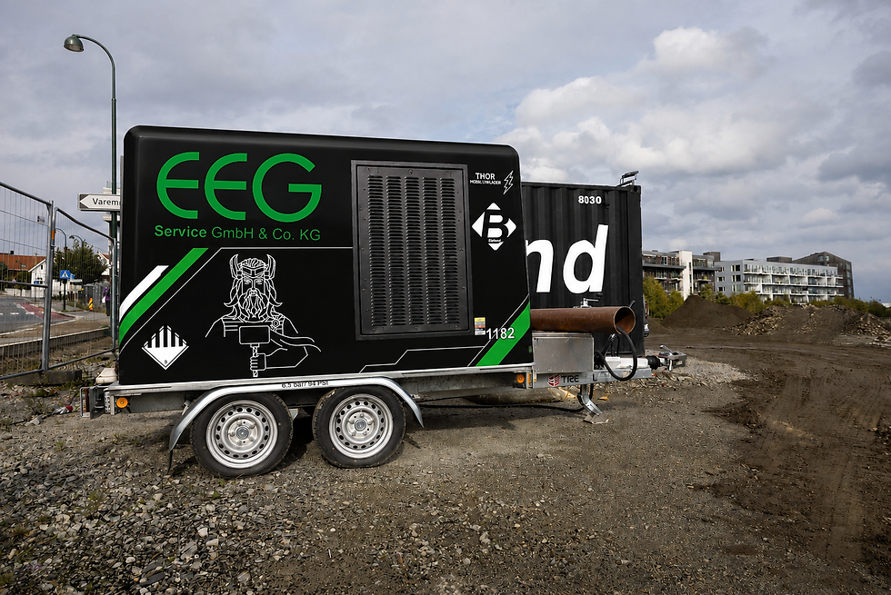 Speicheranhänger auf der Baustelle mit EEG Branding - KI generiert
