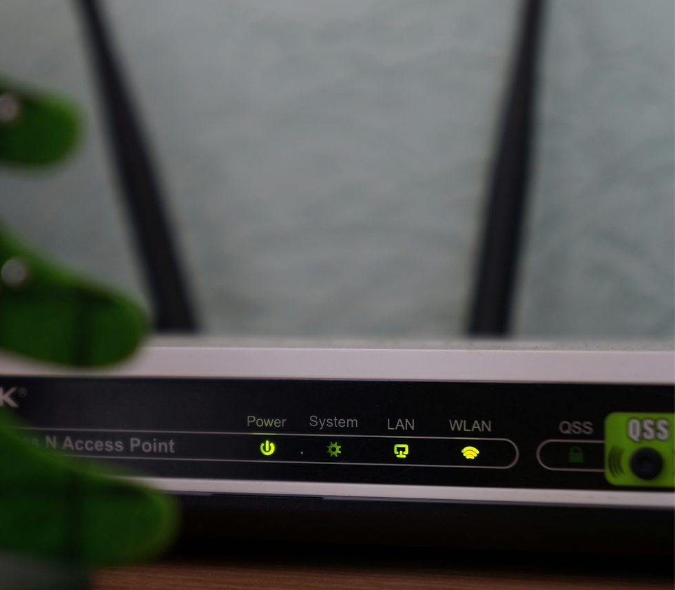 Ein Router mit eingeschalteten LEDs, Power, System, LAN und WLAN.