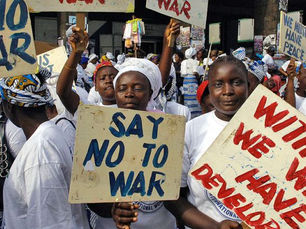 I en verden med konflikt er barna alltid den tapende part og fremtidshåp en sjelden vare! Det nærmer seg jul og du kan gi den gaven mange barn ønsker seg mest: Muligheten til å gå på skolen!