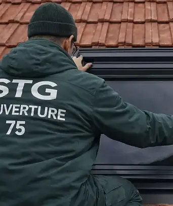 Couvreur STG Couverture 75 pose un Velux sur une toiture en tuiles dans le 19e arrondissement de Paris