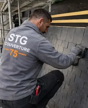 Couvreur STG Couverture 75 rénovant un brisis de toiture en ardoise sur un immeuble haussmannien à Paris 8 près de la Madeleine et du Palais de l’Élysée