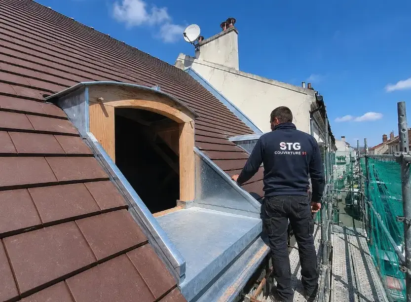 Couvreur STG Couverture 91 sur un échafaudage lors de travaux de toiture en Essonne
