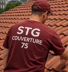 Couvreur STG Couverture 75 intervient pour une réparation sur une toiture en tuiles dans le 19ᵉ arrondissement de Paris