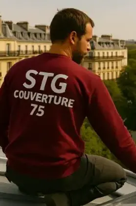 Couvreur zingueur STG Couverture 75 travaillant sur une toiture en zinc dans le 8ᵉ arrondissement de Paris, avec vue sur les immeubles haussmanniens du secteur Europe – Monceau.