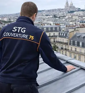 Couvreur STG Couverture 75 contrôlant une toiture en zinc sur un immeuble proche du 12ᵉ arrondissement de Paris