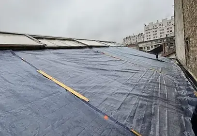 Bâchage provisoire d’une toiture en zinc après tempête au 8 impasse Mont-Louis à Paris 11, intervention d’urgence d’un couvreur de l’entreprise STG Couverture 75 pour sécuriser la toiture et stopper une infiltration