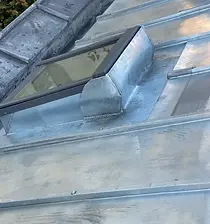 Pose d’une fenêtre de toit Velux sur toiture à Paris 17 par STG Couverture 75