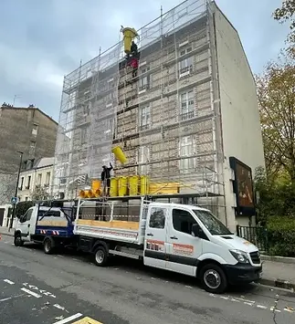Chantier de rénovation de toiture en copropriété réalisé par STG Couverture 75, avec échafaudage et organisation complète de chantier.