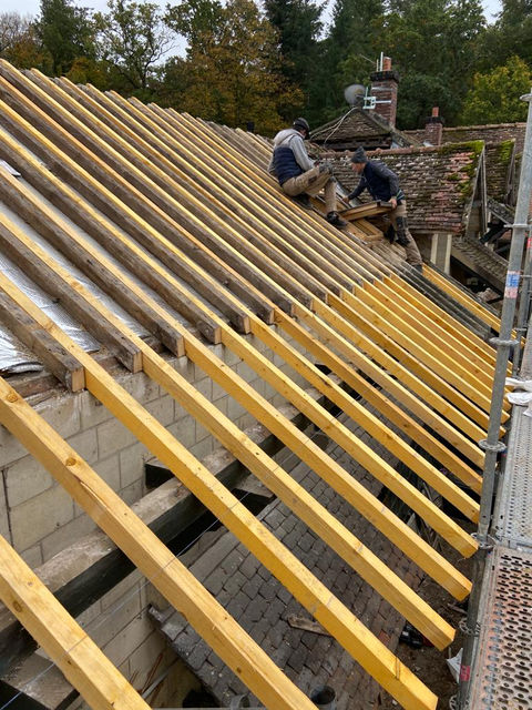 Charpente bois en cours de restauration. Charpentier couvreur en plein travail