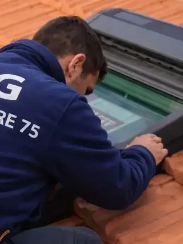 Installation d'un Velux sur une toiture en tuiles mécaniques à Paris 12 par un couvreur STG Couverture 75