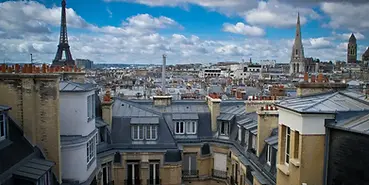 Panorama des toits de Paris illustrant la diversité des couvertures du bâti parisien : toitures en zinc, ardoise, tuiles et toits-terrasses