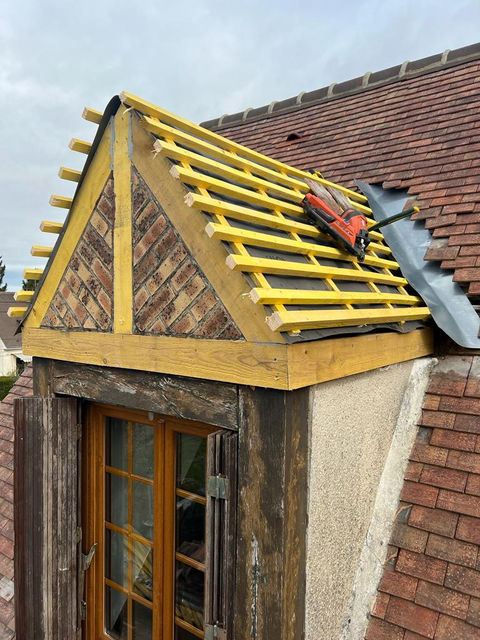 Travaux de réfection de toiture dans l'Oise: Remise à neuf d'une lucarne à fronton
