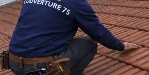 Couvreur STG Couverture 75 inspectant une toiture en tuiles mécaniques à Paris, après des travaux de rénovation de couverture.