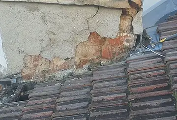 Toiture en tuiles mécaniques d’un immeuble en périphérie de Paris nécessitant une rénovation complète