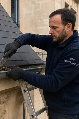 Couvreur STG Couverture 75 réalise un nettoyage de gouttière à Paris 17.