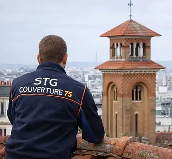 Couvreur STG Couverture 75 intervenant sur une toiture en tuiles mécaniques dans le 19ᵉ arrondissement de Paris