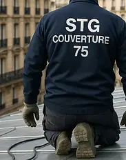 Couvreur zingueur STG Couverture 75 inspectant la toiture en zinc rénovée lors du contrôle de fin de chantier sur un immeuble parisien à Paris 14ᵉ.