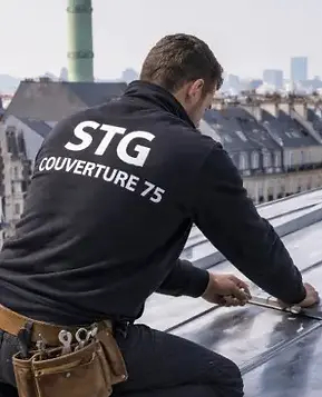 Couvreur STG Couverture 75 répare une fuite sur un toit en zinc à Paris 12, proche de la Place de la Bastille