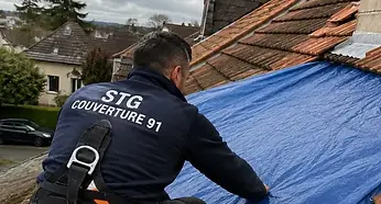 Intervention rapide d'un couvreur dans l'Essonne pour le bâchage d'une toiture