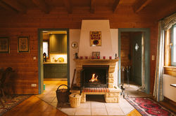 Kamin und Eingang zur Küche und dem Flur zum Hauseingang