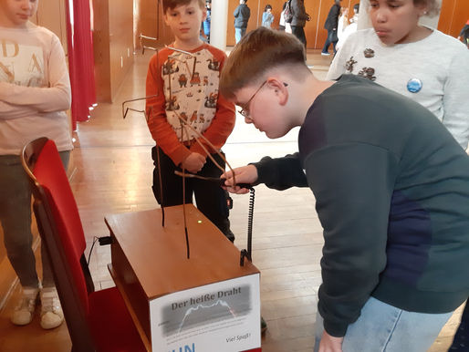 Kinderakademie der Bürgerstiftung Region Bergen informiert über die Bedeutung von „Strom“.