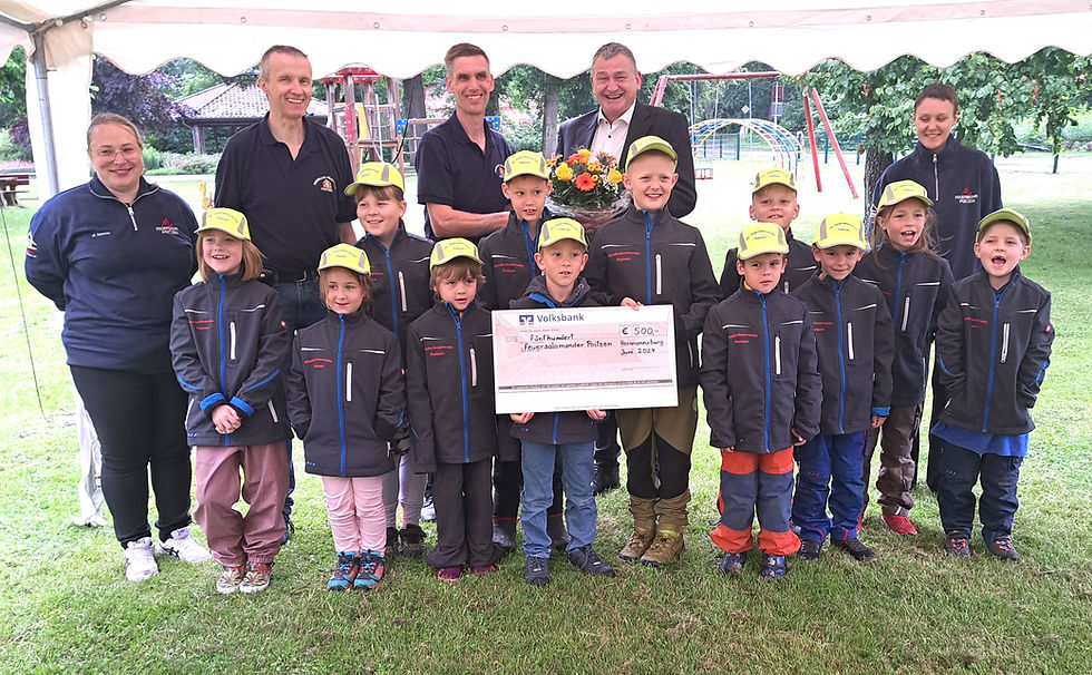 Betreuerin Melanie Danicke, Kinderfeuerwehrwart Klaus-Willem Winterhoff, Ortsbrandmeister Torsten Borges, Lions Club Präsident Frank Bröhl und Betreuerin Laura Piepenburg zusammen mit den Kindern der „Feuersalamander“ bei der Scheckübergabe. Foto: LionsClub Hermannsburg-Bergen