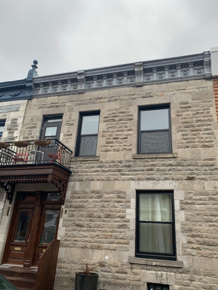 Sablage et peinture d’une corniche sur le Plateau Mont-Royal  1.jpg