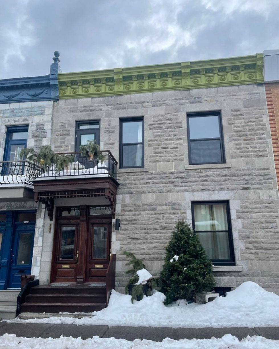 Sanding and painting a cornice on the Plateau Mont-Royal 2.jpg