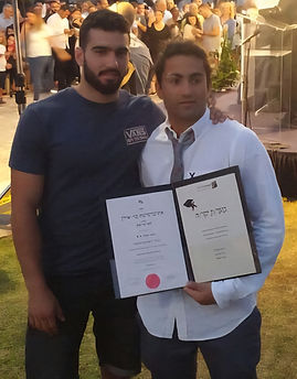 יוראי שלי,
הינה עוד תמונה של מלא מוטיבציה שלי ממך, סיום התואר ראשון שלי, ואתה משוחרר טרי מהצבא, אך לא הספיקה לך להיות לוחם בצנחנים, רצית הרבה מעבר, חלמת עד הקצה ומה שרצית עשית.
רק היום חזרתי מהדרכה מבית הספר בו למדנו.
הרצאתי על גבורתך ועל מי שהיית ומה שהספקת, על הכישרון והיכולות העצומים שהיו בך.
תודה על מה שהשארת💔♥️
תודה על שנגעת בקסמיך בנוער הישראלי והצלחת להנחיל גוואה, אומ