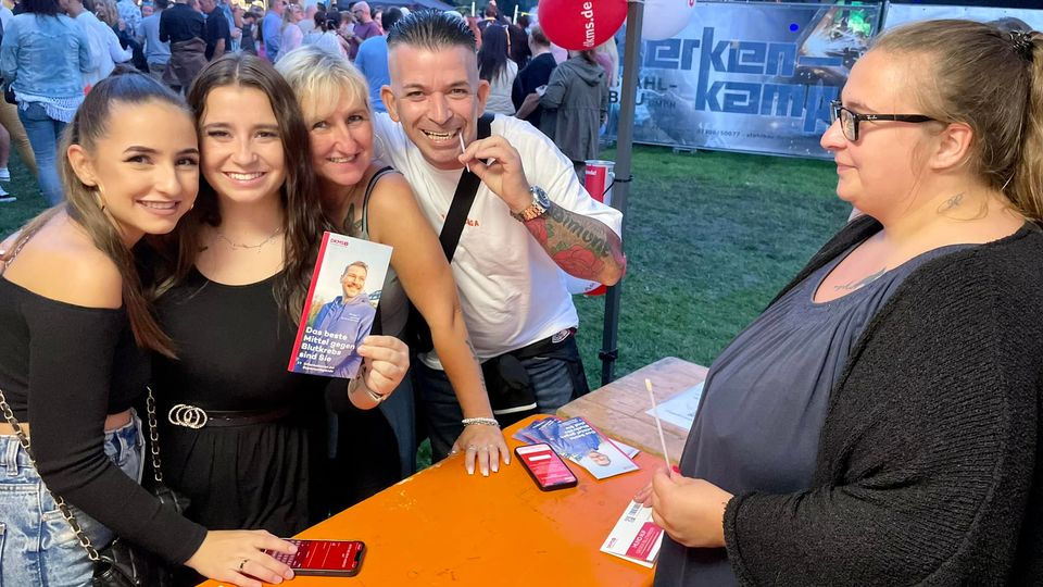 Spenderinnen und Spender am Stand der DKMS