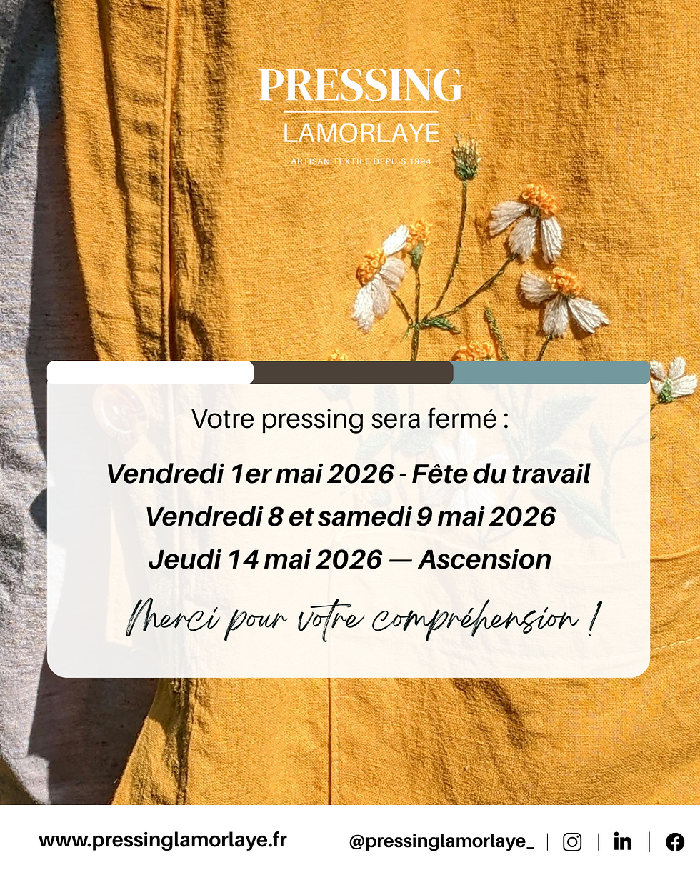 Gros plan sur une chemise en lin couleur safran avec des fleurs de marguerites brodées à la main près de la poche, sous la lumière naturelle du soleil, sur fond d'herbe verte.
