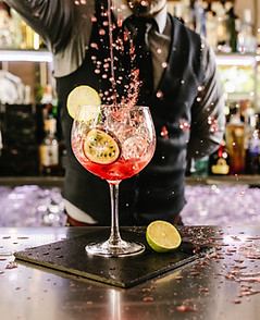 Barman die een cocktail giet