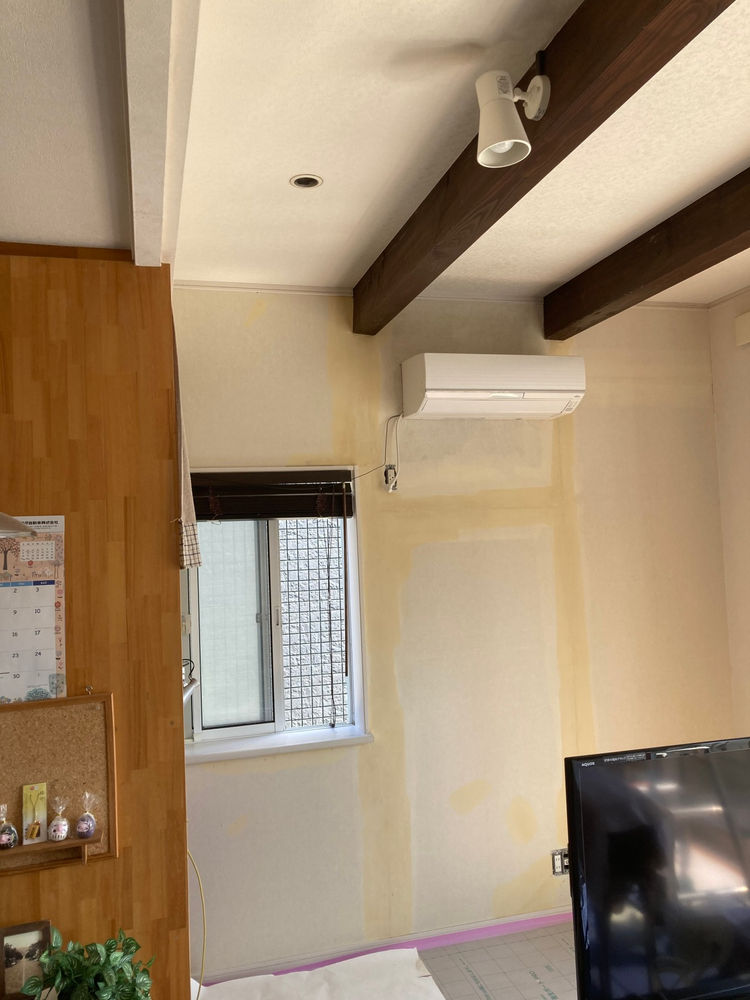 壁や天井の亀裂ひび割れからボロボロと白い粉が落ちていませんか 早めの補修をお奨めいたします 仙台のインテリア井上にお問い合わせください