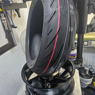 Ausbau des Hinterrads der BMW S 1000 RR für den Reifenwechsel