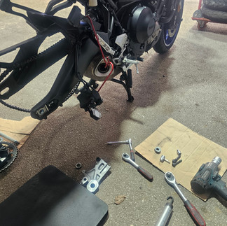 Motorrad auf Hebebühne beim Reifenwechsel im Fachbetrieb Duisburg