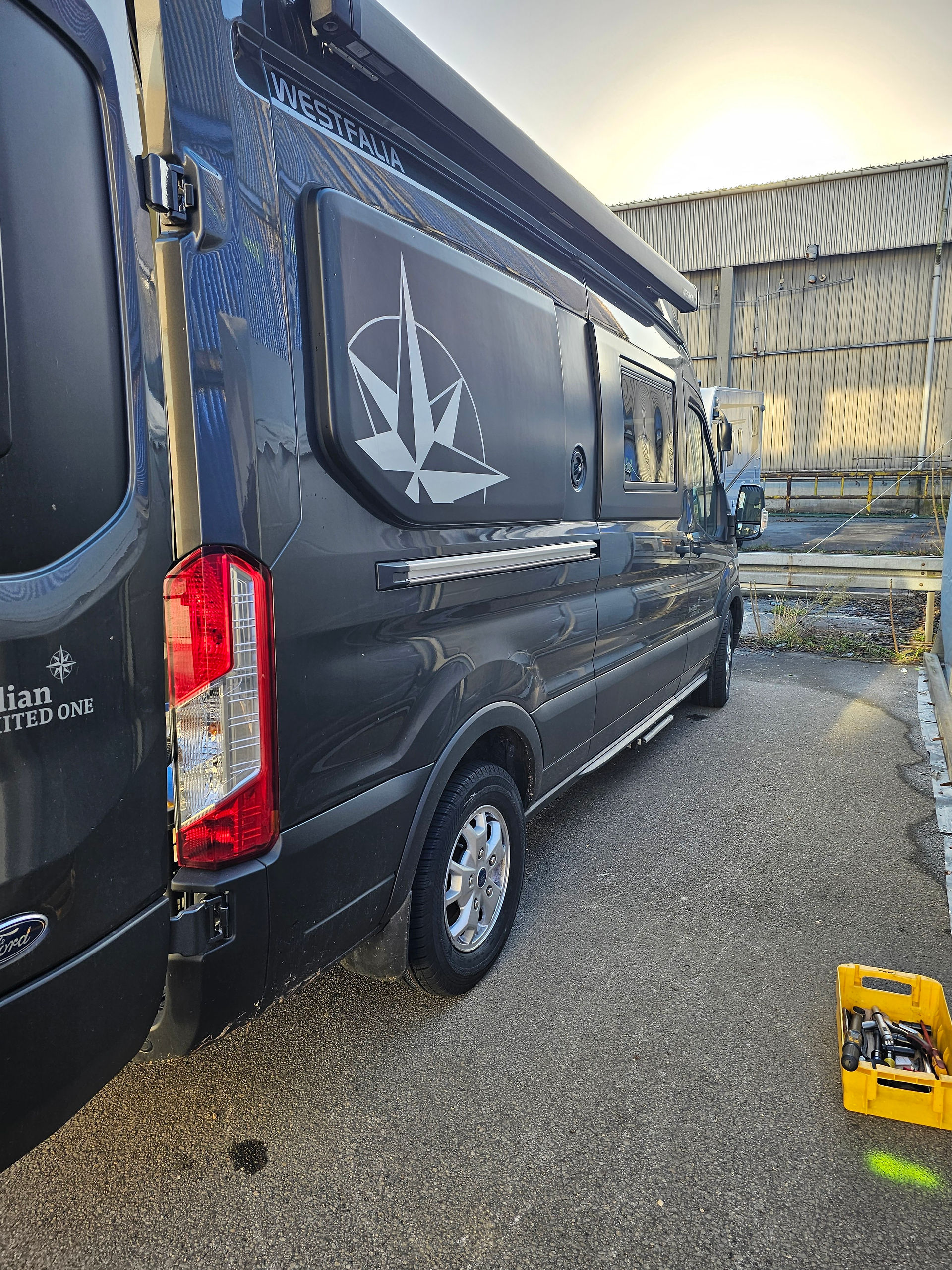 Ford Transit Wohnmobil von Westfalia mit neuen XL-Reifen nach Reifenwechsel bei Reifenservice Scherer in Duisburg Süd