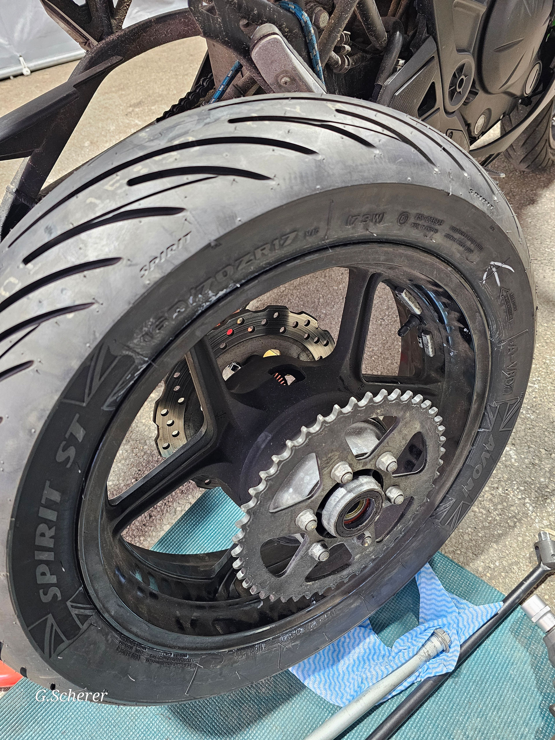 Das Vorderrad einer Kawasaki Versys 650 wird auf der Wuchtmaschine bei Reifenservice Scherer in Duisburg ausgewuchtet.